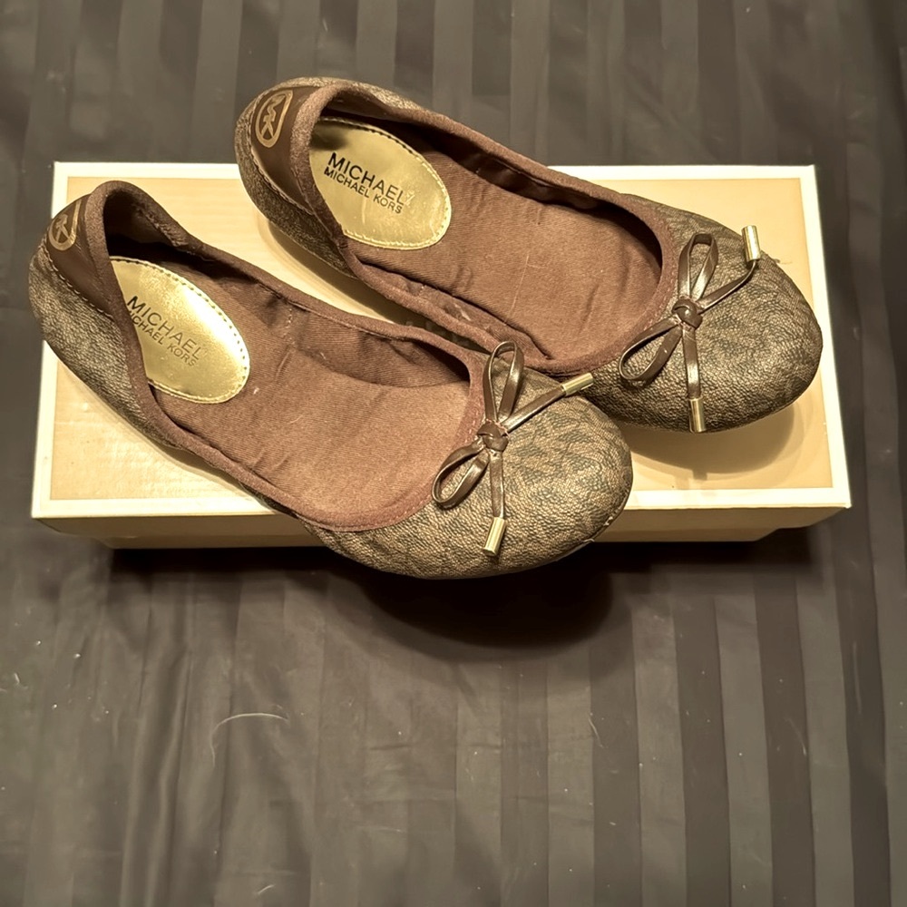 NWT Michael Kors signature ballet flats in chocolate brown and gold. Size 7.5M
